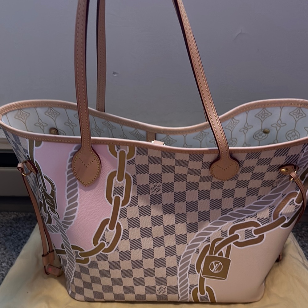 Louis Vuitton Pink and Brown Tote Bag with Classic Design - Picture 2 of 9